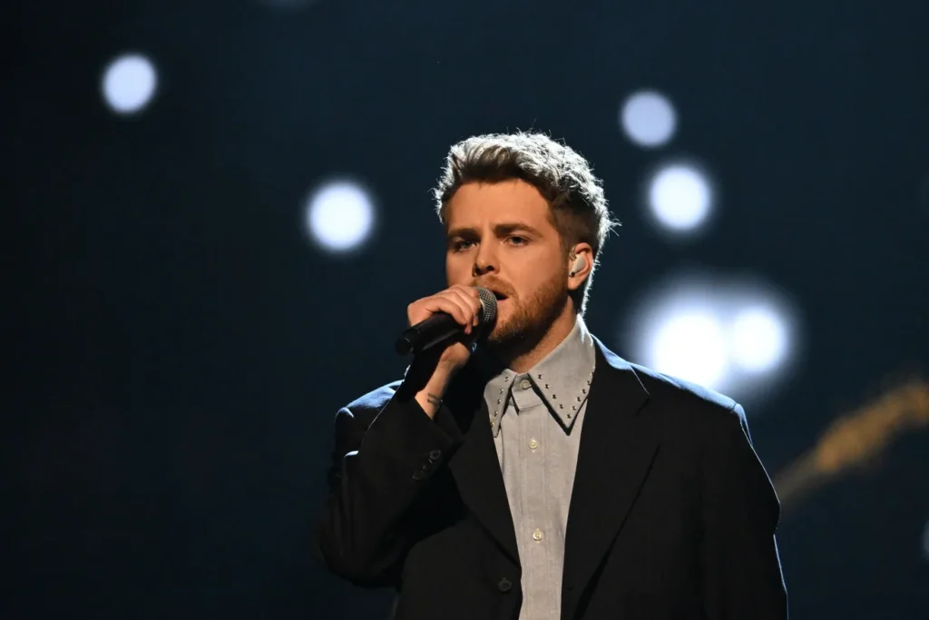 Alex Warren performs onstage.
ROBYN BECK, AFP Via Getty Images